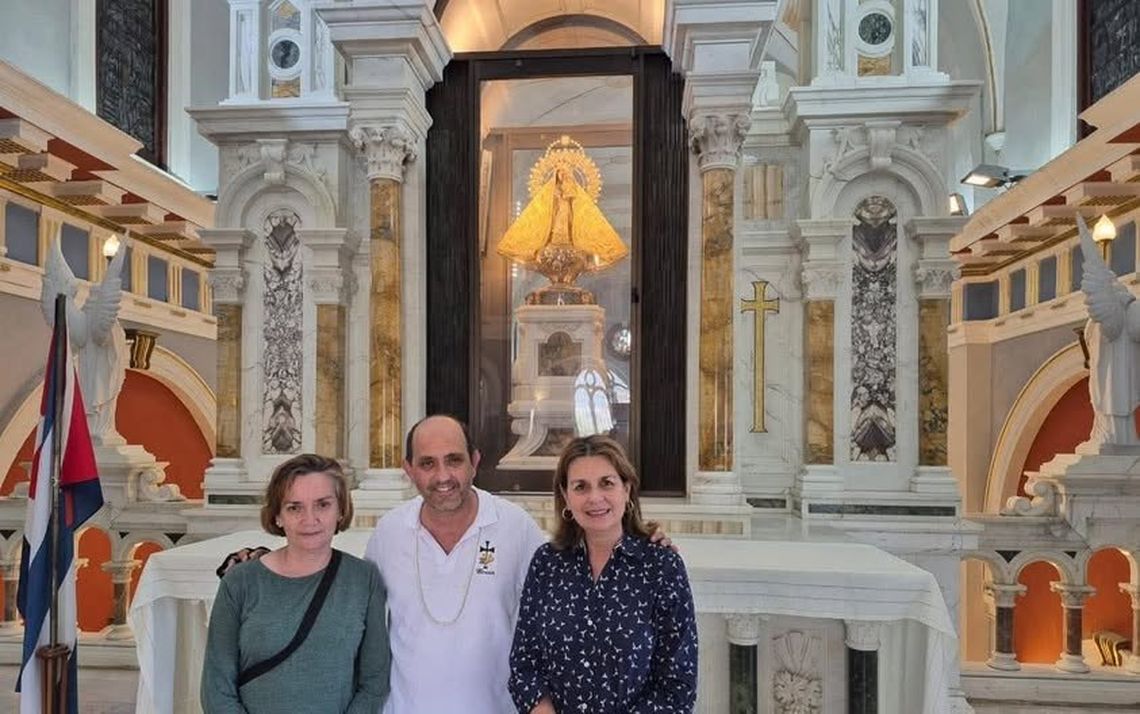 Carmen María Nodal (izq) junto al párroco del Santuario del Cobre, Rogelio Dean, y la directora de Cáritas en Santiago de Cuba, Ana Piñol Navarrete. Foto: Arzobispado de Santiago de Cuba.