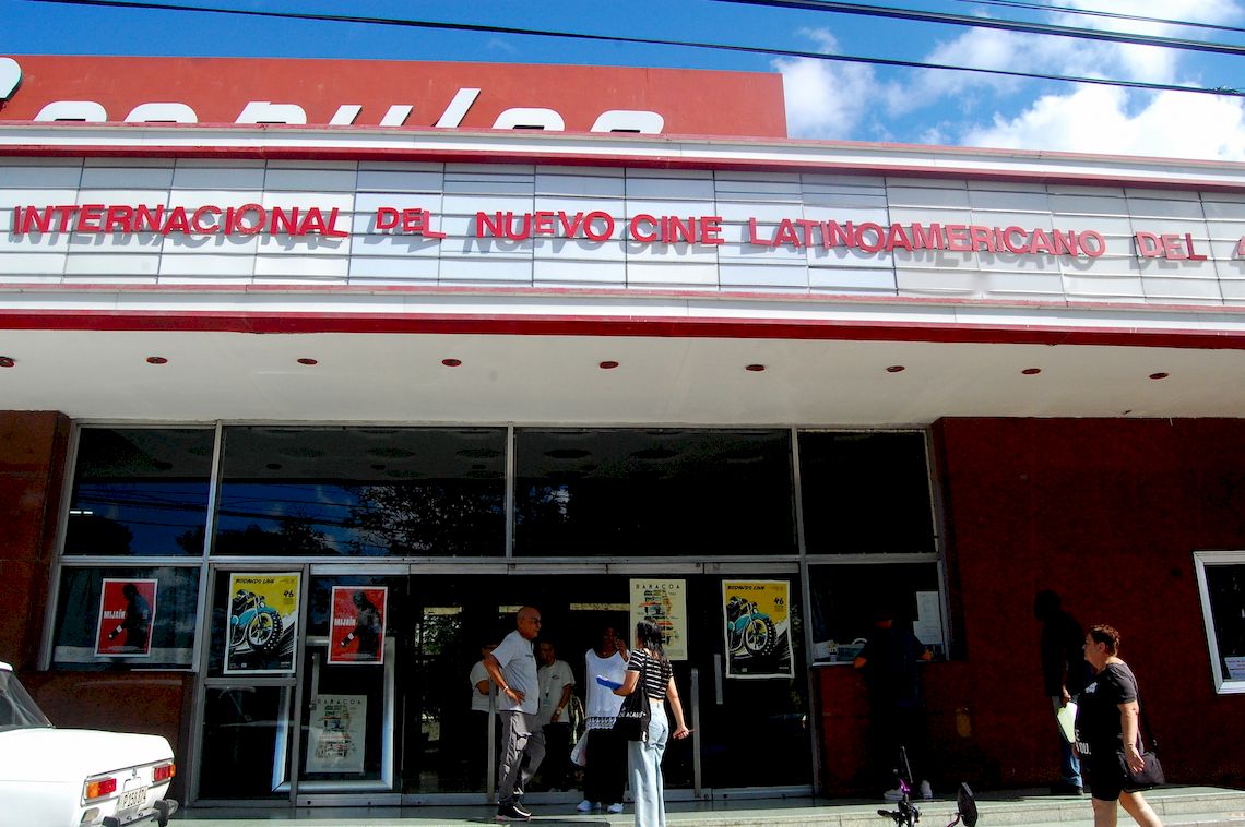 Gael García Bernal receives the Choir of Honor in Havana Cine Acapulco, in Havana, one of the headquarters of the International Festival of New Latin American Cinema. Photo: AMD.