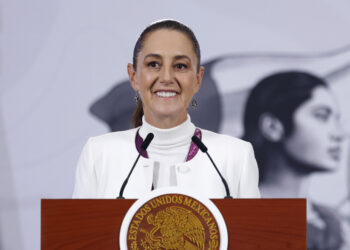 Claudia Sheinbaum habla durante una rueda de prensa este lunes en Palacio Nacional de la Ciudad de México. Foto: Sáshenka Gutiérrez/EFE.