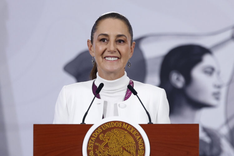 Claudia Sheinbaum habla durante una rueda de prensa este lunes en Palacio Nacional de la Ciudad de México. Foto: Sáshenka Gutiérrez/EFE.