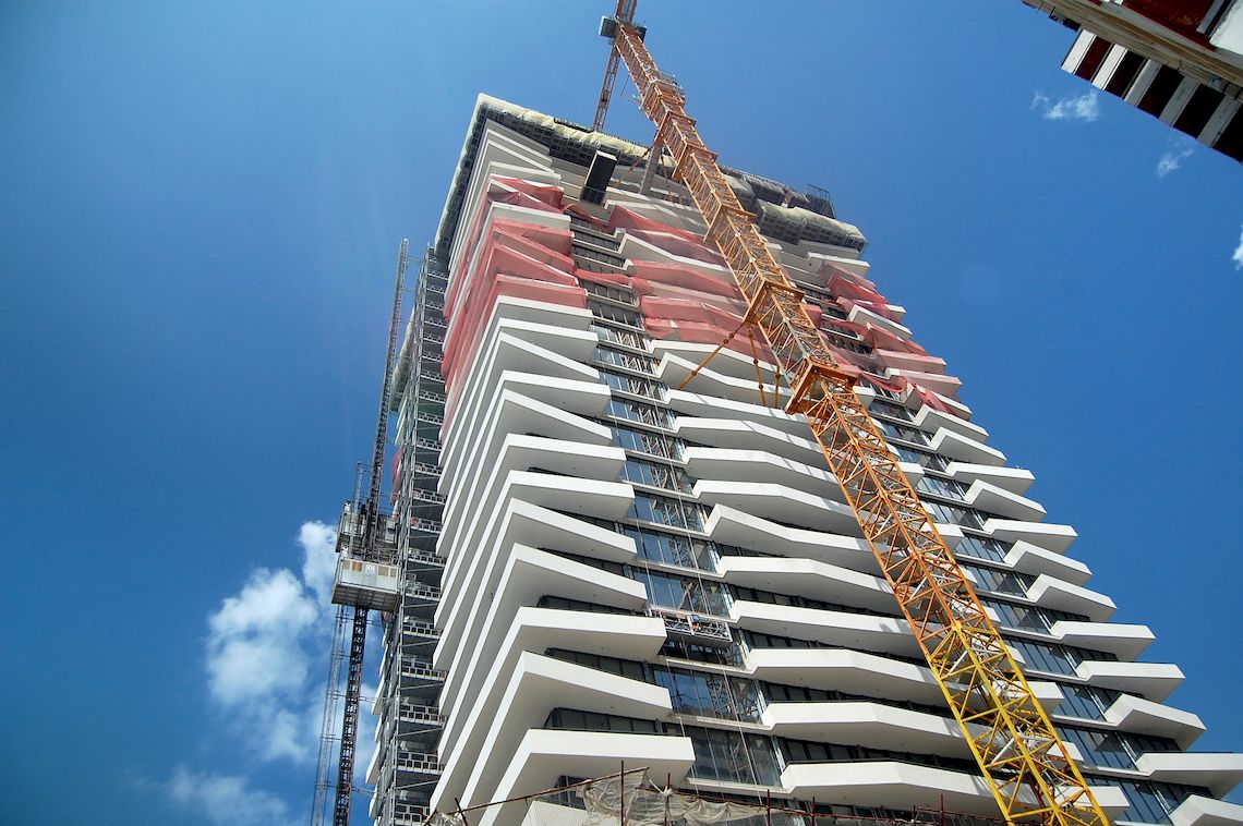 Construcción de un hotel en el litoral habanero, justo en la intersección de las calles 1ra. y B, en la barriada de El Vedado. Foto: AMD.