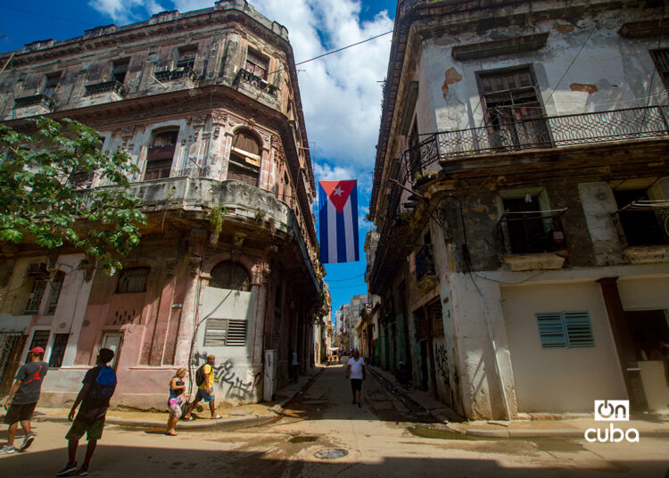 Una bandera cubana en una calle de La Habana. Foto: Otmaro Rodríguez.