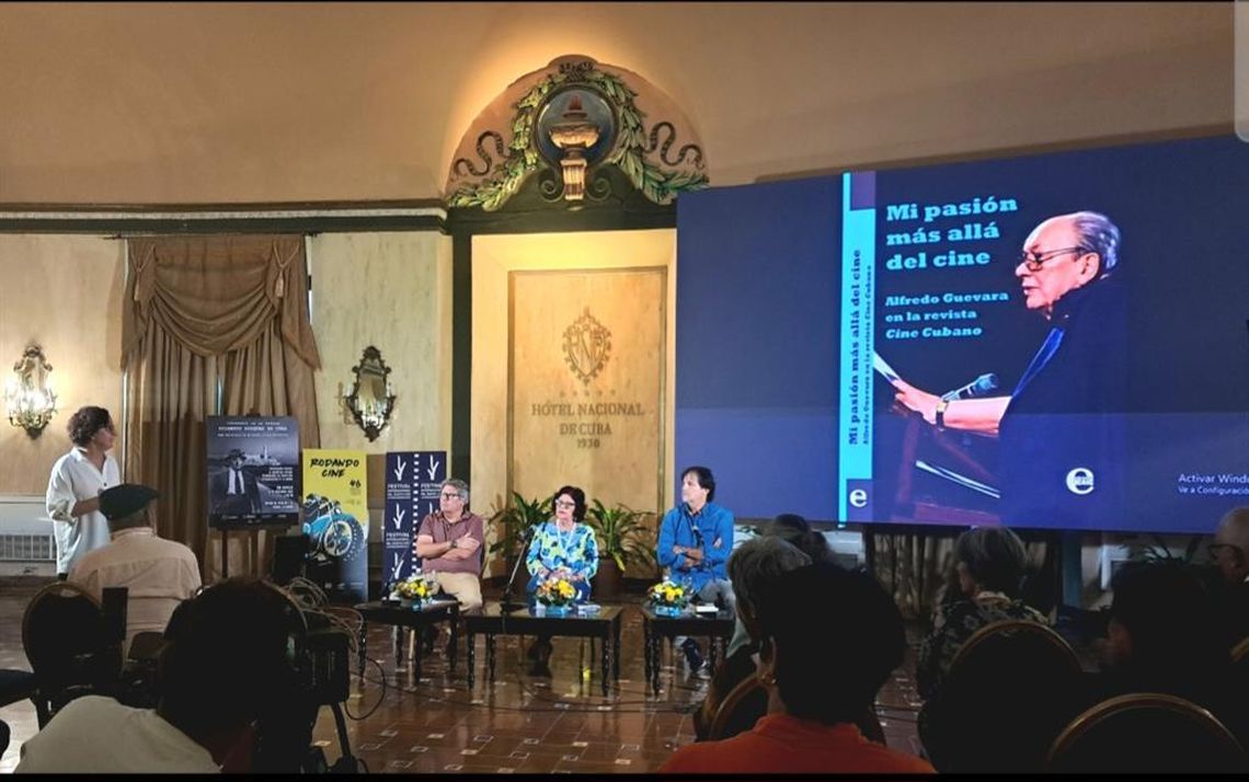Gael García Bernal receives the Choir of Honor in Havana Book presentation "My passion beyond cinema"dedicated to Alfredo Guevara. From left to right, Rafael Acosta de Arriba, Mercy Ruiz and Arturo Sotto. Photo: Prensa Latina.