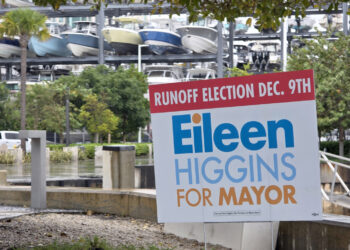Cartel de la candidata demócrata a la Alcaldía de Miami, Eileen Higgins en las afueras del ayuntamiento de Miami, Florida. Foto: Alberto Boal / EFE.