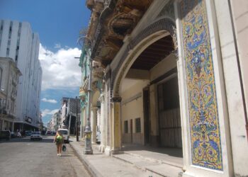 El antiguo y bello edificio de la Remington Rand, con su llamativa fachada de mosaicos sevillanos – que antes había sido joyería y luego fue biblioteca municipal. Foto: AMD