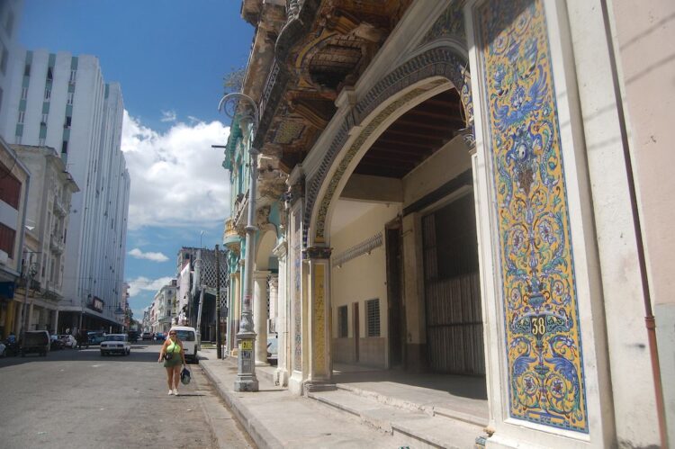 El antiguo y bello edificio de la Remington Rand, con su llamativa fachada de mosaicos sevillanos – que antes había sido joyería y luego fue biblioteca municipal. Foto: AMD