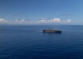 Estados Unidos ha desplegado una considerable fuerza de ataque en el Caribe. Buque USS Iwo Jima navega en aguas caribeñas durante un ejercicio con fuego real. Foto: Comado Sur de EEUU (EFE).