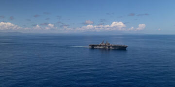 Estados Unidos ha desplegado una considerable fuerza de ataque en el Caribe. Buque USS Iwo Jima navega en aguas caribeñas durante un ejercicio con fuego real. Foto: Comado Sur de EEUU (EFE).