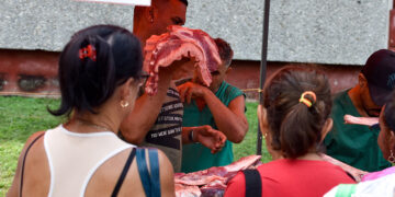 Venta de carne de cerdo en la feria agropecuaria del Parque Trillo, en La Habana. Foto: Otmaro Rodríguez.
