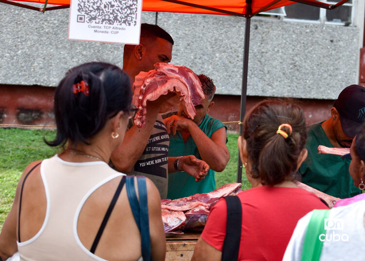 Venta de carne de cerdo en la feria agropecuaria del Parque Trillo, en La Habana. Foto: Otmaro Rodríguez.