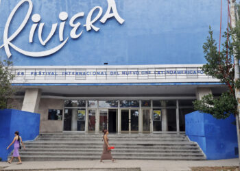 Las principales salas de cine de La Habana acogen desde este jueves el Festival de Cine Latinoamericano que volverá a desarrollarse bajo la sombra de la crisis energética, a la que se suma este año el brote epidémico de dengue y chikungunya que afecta a la isla. Foto: EFE.