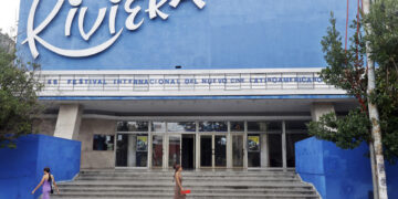 Las principales salas de cine de La Habana acogen desde este jueves el Festival de Cine Latinoamericano que volverá a desarrollarse bajo la sombra de la crisis energética, a la que se suma este año el brote epidémico de dengue y chikungunya que afecta a la isla. Foto: EFE.