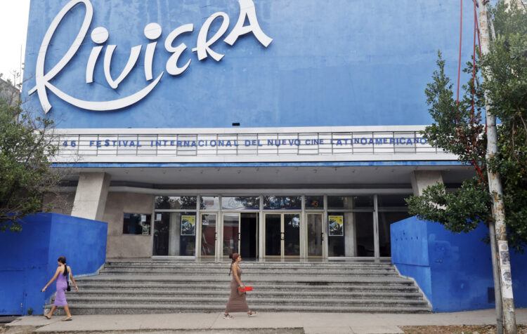 Las principales salas de cine de La Habana acogen desde este jueves el Festival de Cine Latinoamericano que volverá a desarrollarse bajo la sombra de la crisis energética, a la que se suma este año el brote epidémico de dengue y chikungunya que afecta a la isla. Foto: EFE.