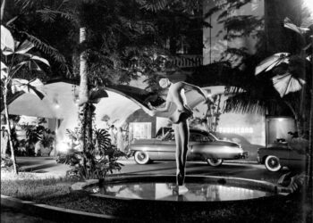 Entrada del cabaret Tropicana con la icónica escultura de la ballerina creada por Rita Longa. Foto: Cortesía de Frank Hinrichs.