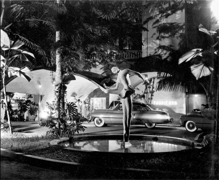 Entrada del cabaret Tropicana con la icónica escultura de la ballerina creada por Rita Longa. Foto: Cortesía de Frank Hinrichs.