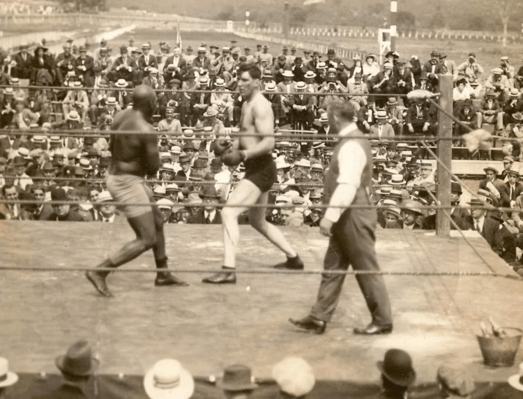 El lunes 5 de abril de 1915 Johnson y Willard estuvieron cara a cara en la publicitada “pelea del siglo”. Foto: Tomada de www.reddit.com.