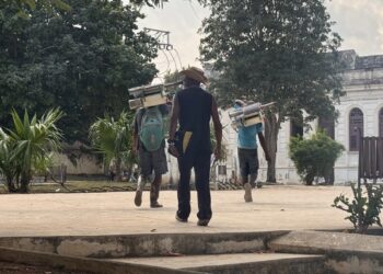 Equipos de fumigación en Guanabacoa, La Habana, durante la actual epidemia de dengue y chikungunya. Foto: OnCuba.