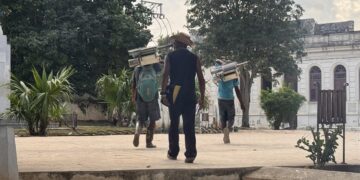Equipos de fumigación en Guanabacoa, La Habana, durante la actual epidemia de dengue y chikungunya. Foto: OnCuba.