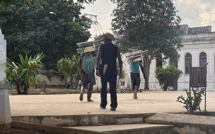 Equipos de fumigación en Guanabacoa, La Habana, durante la actual epidemia de dengue y chikungunya. Foto: OnCuba.