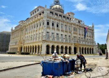 Buscando en la basura, sin "disfraces". Foto: Otmaro Rodríguez.