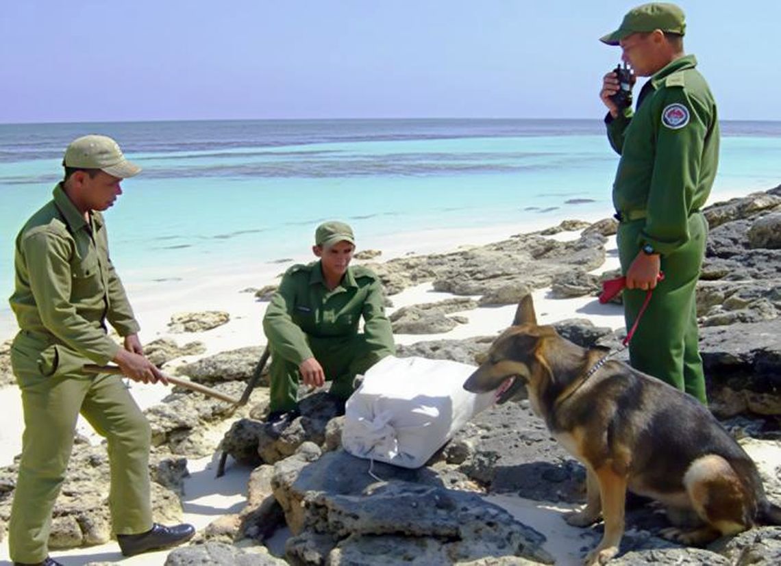 Hallazgo de un recalo de drogas en la costa cubana por las tropas guardafronteras. Foto: Granma / Archivo.