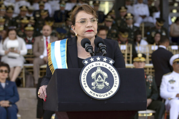 La presidenta de Honduras Xiomara Castro habla este jueves, durante la ceremonia de ascenso y condecoraciones de las Fuerzas Armadas de Honduras en el Campo Parada Marte al sur de Tegucigalpa. Castro dijo que en su país no debe haber más golpes de Estado, ni fraudes, y reiteró que la "descarada injerencia" del presidente de Estados Unidos, Donald Trump, impidió "el libre sufragio" durante las elecciones generales del 30 de noviembre, cuyo escrutinio aún continúa en medio de denuncias de irregularidades. Foto: EFE/ STR.