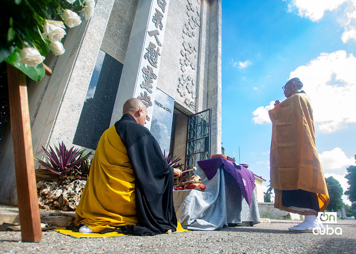 Traces of Japan in Cuba Buddhist ceremony in the pantheon of the Japanese colony in the Colón Cemetery, in Havana. Photo: Otmaro Rodríguez.