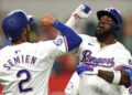 El cubano José Adolis García (d) con los Rangers de Texas. Foto: mlb.com / Archivo.
