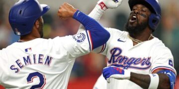 El cubano José Adolis García (d) con los Rangers de Texas. Foto: mlb.com / Archivo.