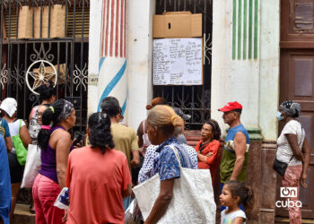 Personas hacen cola para comprar en un negocio privado. Foto: Otmaro Rodríguez.