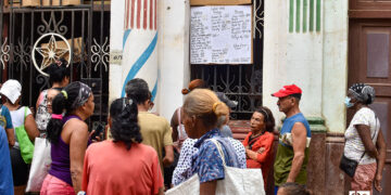 Personas hacen cola para comprar en un negocio privado. Foto: Otmaro Rodríguez.