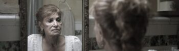 La actriz cubana Mirtha Ibarra en el papel de Iluminada, personaje protagónico de la película “Neurótica anónima”, dirigida por Jorge Perugorría. Imagen: Fotograma de “Neurótica anónima”.