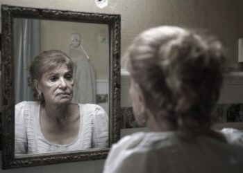 La actriz cubana Mirtha Ibarra en el papel de Iluminada, personaje protagónico de la película “Neurótica anónima”, dirigida por Jorge Perugorría. Imagen: Fotograma de “Neurótica anónima”.