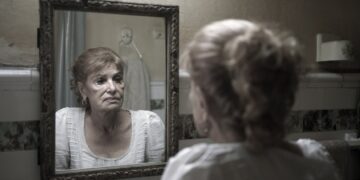 La actriz cubana Mirtha Ibarra en el papel de Iluminada, personaje protagónico de la película “Neurótica anónima”, dirigida por Jorge Perugorría. Imagen: Fotograma de “Neurótica anónima”.