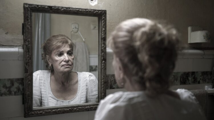 La actriz cubana Mirtha Ibarra en el papel de Iluminada, personaje protagónico de la película “Neurótica anónima”, dirigida por Jorge Perugorría. Imagen: Fotograma de “Neurótica anónima”.