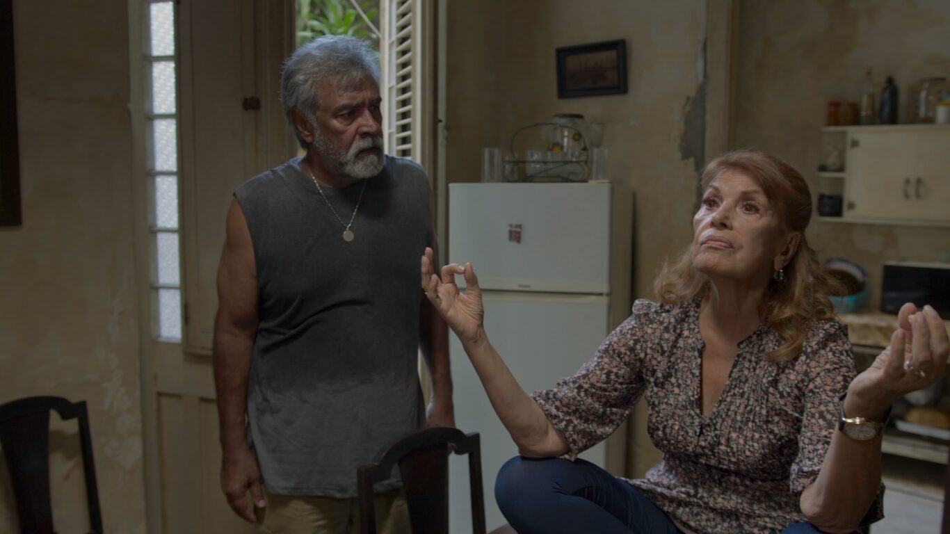 Roberto Perdomo and Mirta Ibarra. Still from “Neurótica anónima.” 
