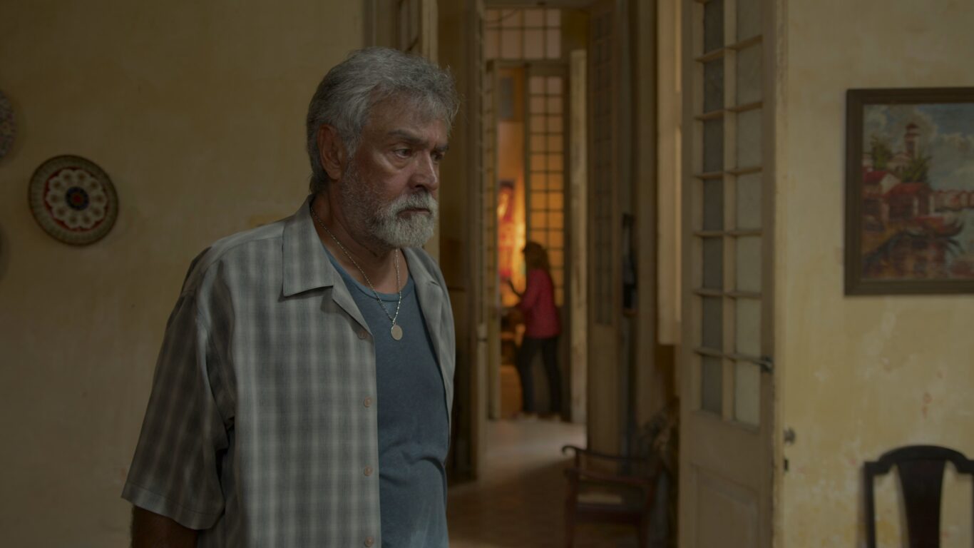 Roberto Perdomo, Mirta Ibarra’s counterpart. Still from “Neurótica anónima”.