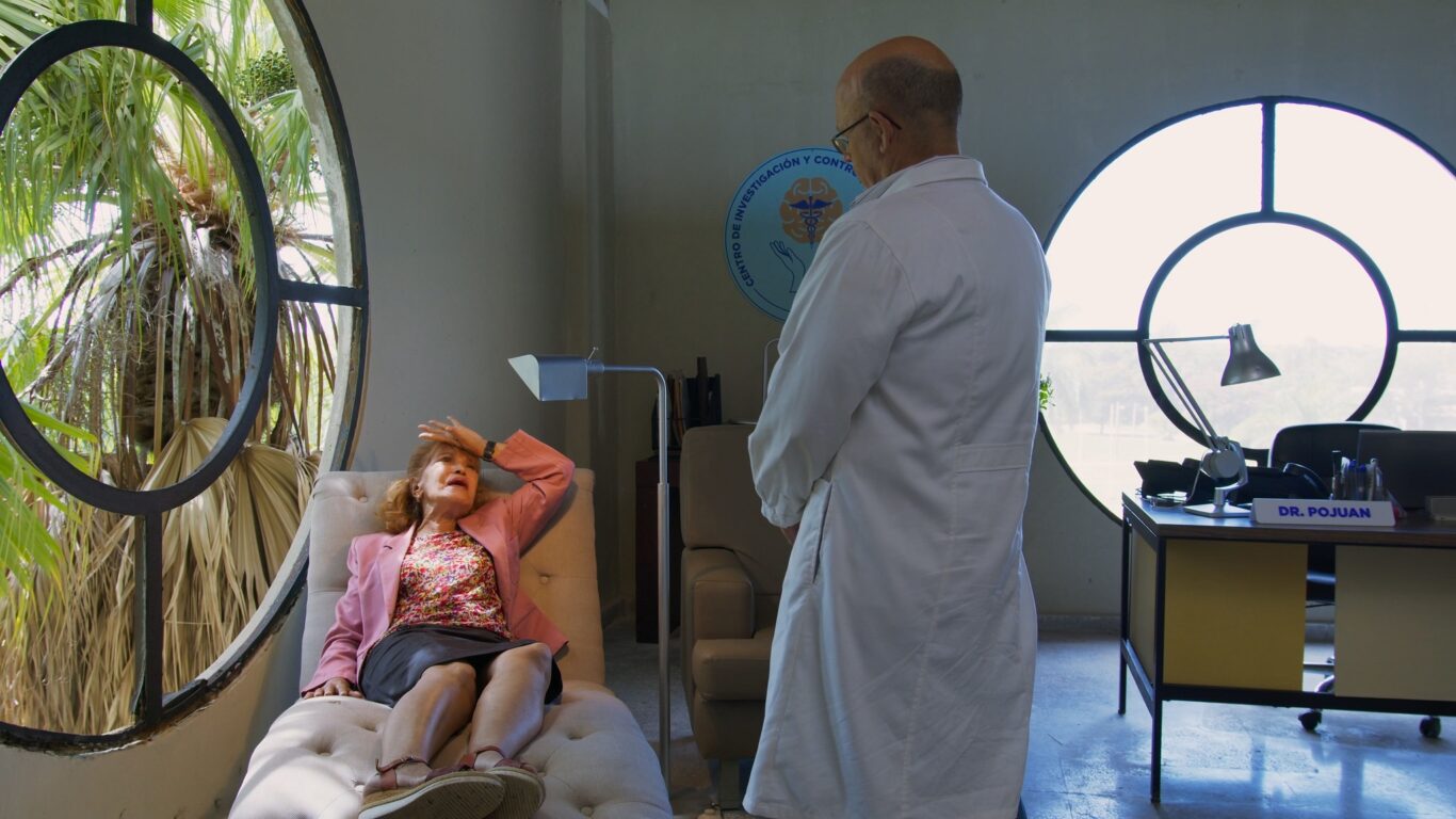 Mirta Ibarra and Osvaldo Doimeadiós. Still from “Neurótica anónima”.