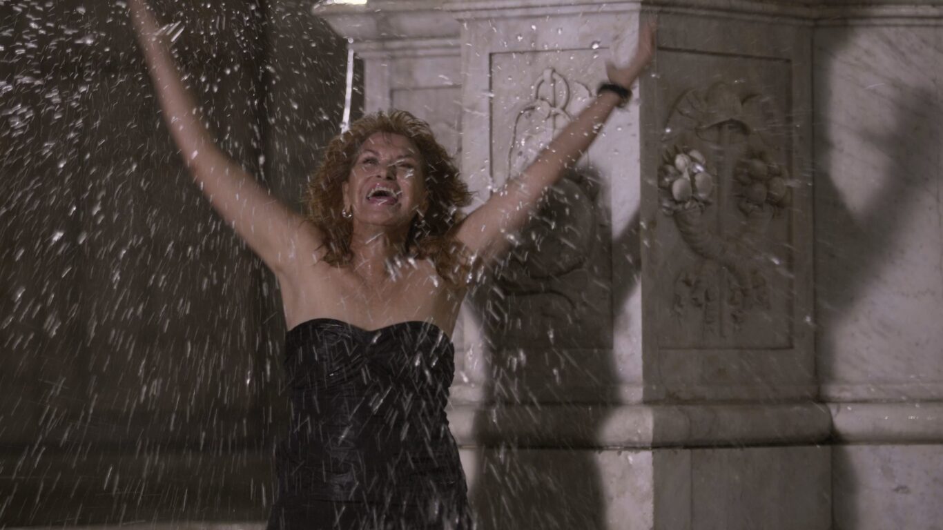 Mirta Ibarra as Iluminada, the protagonist of “Neurótica anónima”. Still from “Neurótica anónima”. 