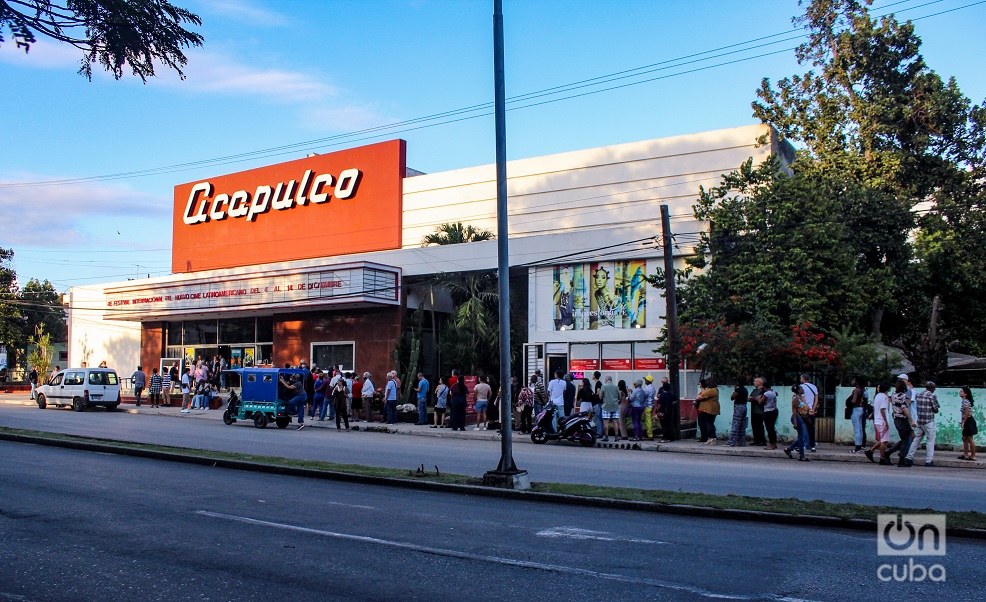 Acapulco movie theater. The audience waits to see the third screening of “Neurótica anónima” at the 46th International New Latin American Film Festival. Photo: Jorge Luis Coll.  