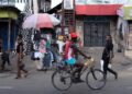 Fotografía de una calle en Nigeria durante las celebraciones de Navidad. Foto: Emmanuel Adegboye/EFE.