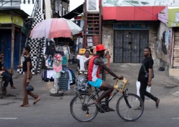 Fotografía de una calle en Nigeria durante las celebraciones de Navidad. Foto: Emmanuel Adegboye/EFE.