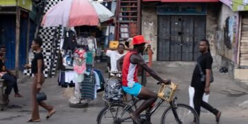 Fotografía de una calle en Nigeria durante las celebraciones de Navidad. Foto: Emmanuel Adegboye/EFE.