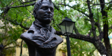 Busto de Alejandro de Humboldt, en el parque que se le dedica a su figura, en la Habana Vieja. Foto: Otmaro Rodríguez.