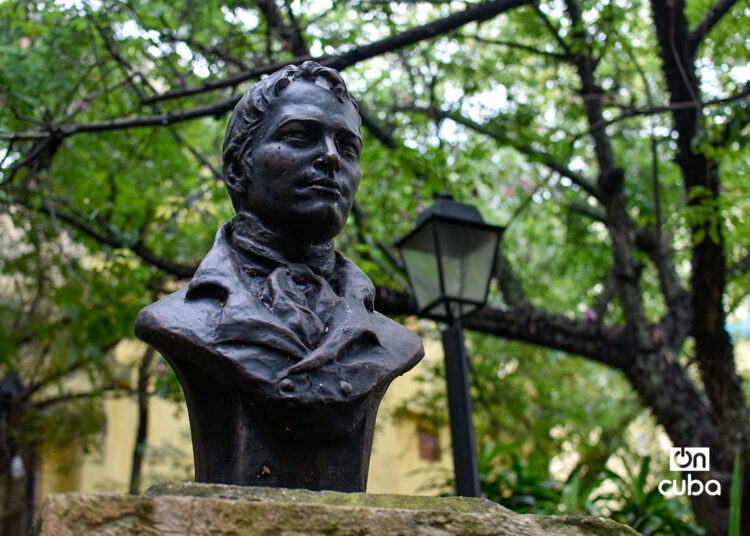 Busto de Alejandro de Humboldt, en el parque que se le dedica a su figura, en la Habana Vieja. Foto: Otmaro Rodríguez.