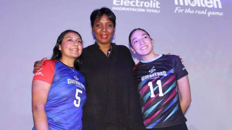 Itzel López, la entrenadora Regla Torres y la libero Paulette Muñoz están listas para el arranque de temporada en 2026. Foto: Marian Flores/El Sol DE Puebla