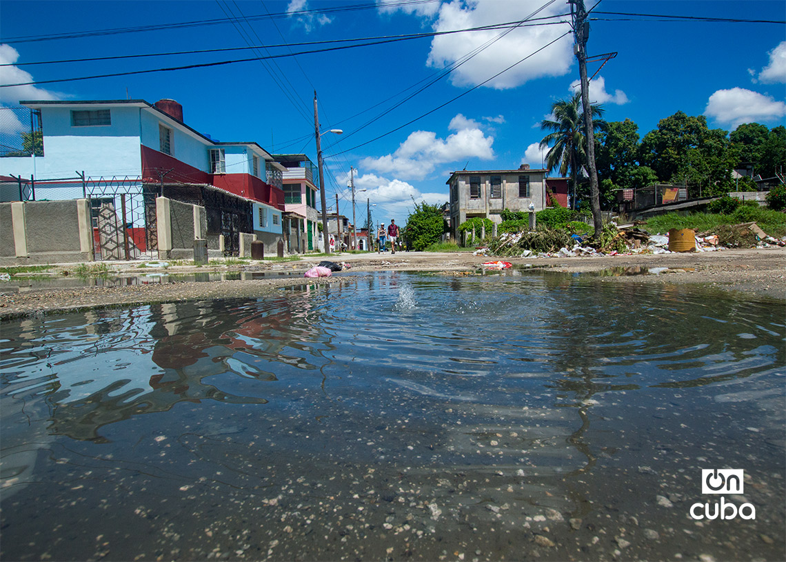 Salidero de agua en La Habana. Foto: Otmaro Rodríguez.