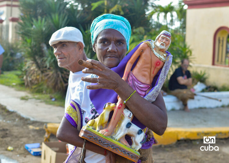 Devoción por San Lázaro en El Rincón. Foto: Otmaro Rodríguez.