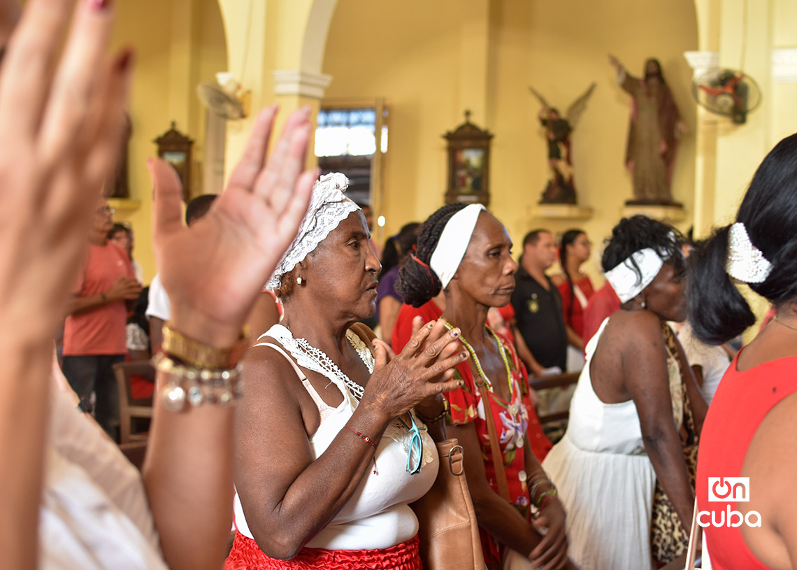 Devoción de creyentes cubanos a Santa Bárbara en el Santuario Nacional, en Párraga, La Habana. Foto: Otmaro Rodríguez.