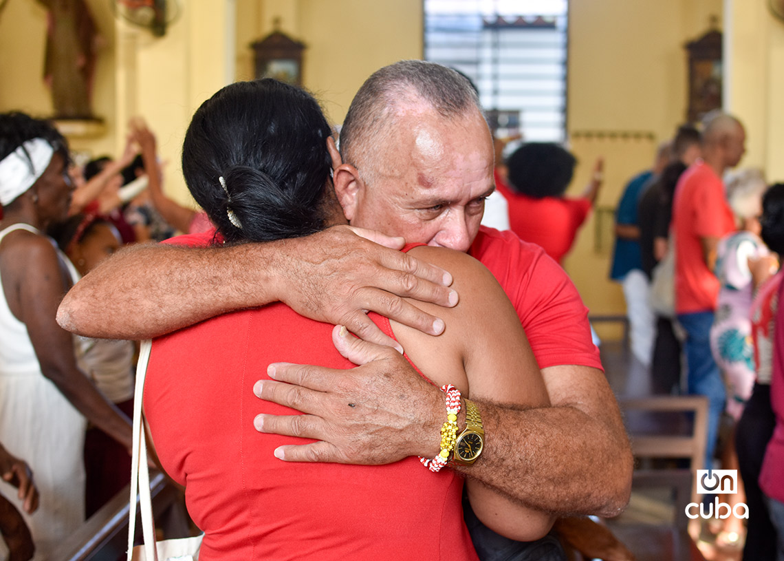 Devoción de creyentes cubanos a Santa Bárbara en el Santuario Nacional, en Párraga, La Habana. Foto: Otmaro Rodríguez.